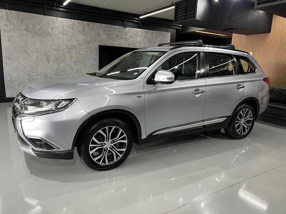 MITSUBISHI OUTLANDER 3.0 GT 4X4 V6 24V GASOLINA 4P AUTOMÁTICO MITSUBISHI OUTLANDER 3.0 GT 4X4 V6 24V GASOLINA 4P AUTOMÁTICO